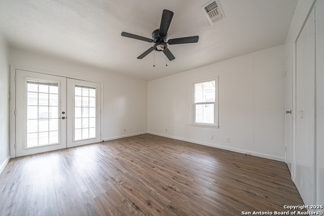Listing photo id 14 for 2310 Houston St W