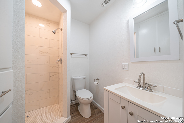 Listing photo id 16 for 2310 Houston St W