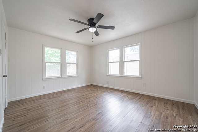 Listing photo id 17 for 2310 Houston St W