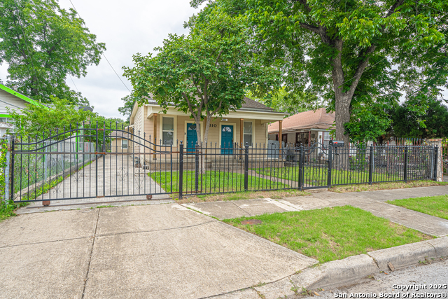 Listing photo id 0 for 2310 Houston St W