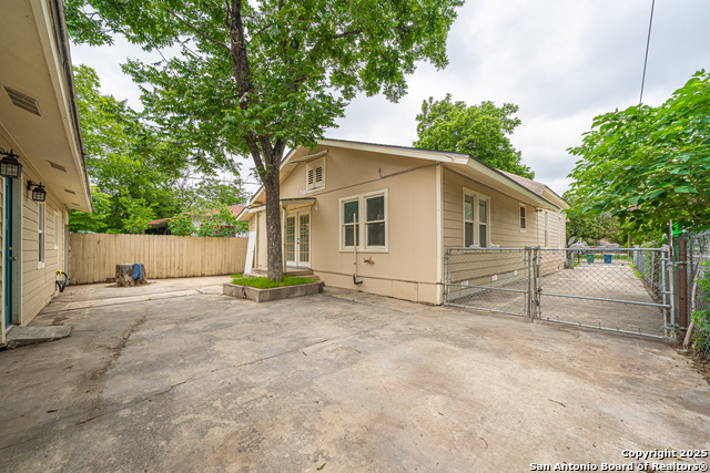 Listing photo id 20 for 2310 Houston St W