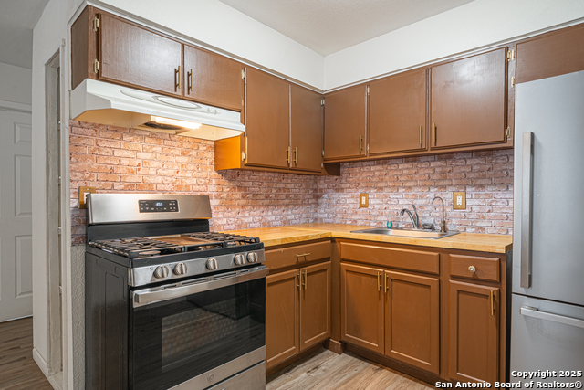 Listing photo id 24 for 2310 Houston St W