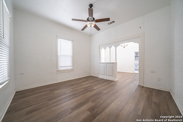 Listing photo id 2 for 2310 Houston St W