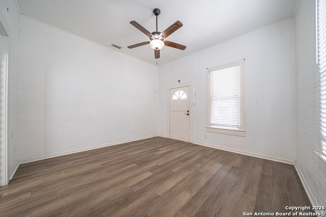 Listing photo id 3 for 2310 Houston St W