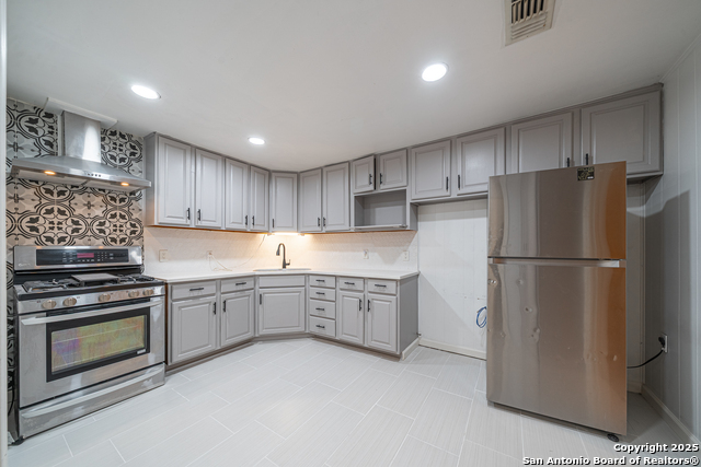 Listing photo id 6 for 2310 Houston St W
