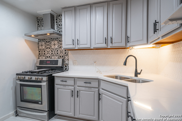 Listing photo id 7 for 2310 Houston St W