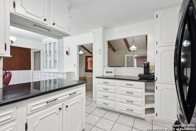 Listing photo id 8 for 2495 Lower Seguin