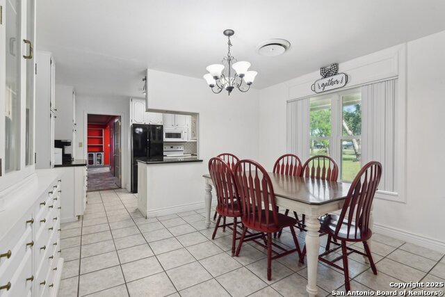 Listing photo id 9 for 2495 Lower Seguin