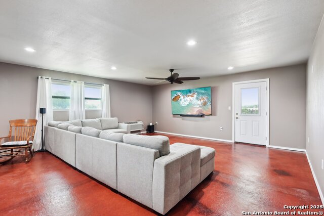 Listing photo id 16 for 2495 Lower Seguin