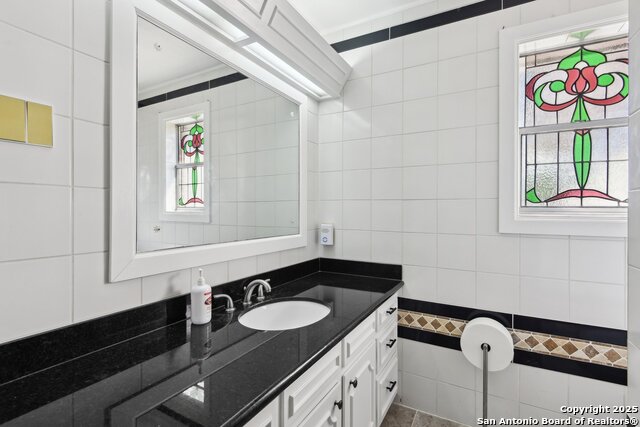 Listing photo id 27 for 2495 Lower Seguin