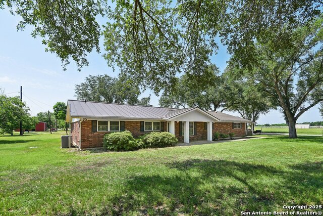 Listing photo id 1 for 2495 Lower Seguin