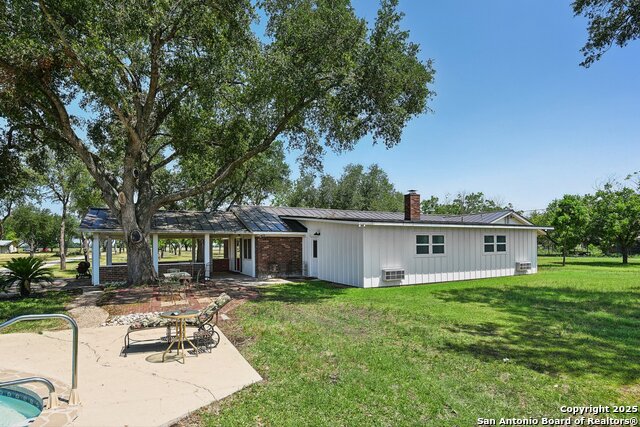 Listing photo id 29 for 2495 Lower Seguin