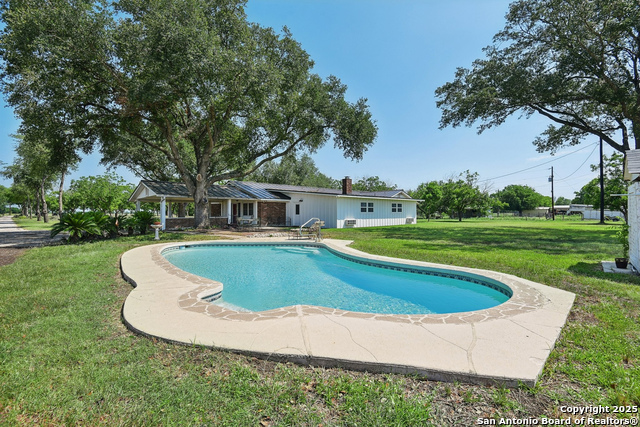 Listing photo id 30 for 2495 Lower Seguin