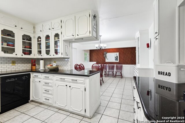 Listing photo id 6 for 2495 Lower Seguin