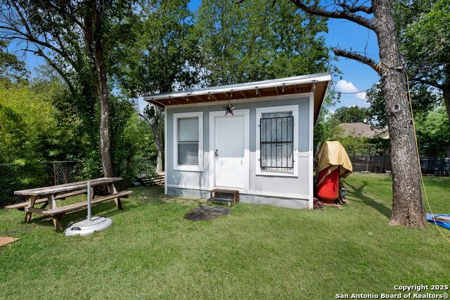 Listing photo id 15 for 1021 Madrid St