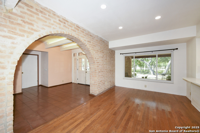Listing photo id 10 for 5803 Hollyhock