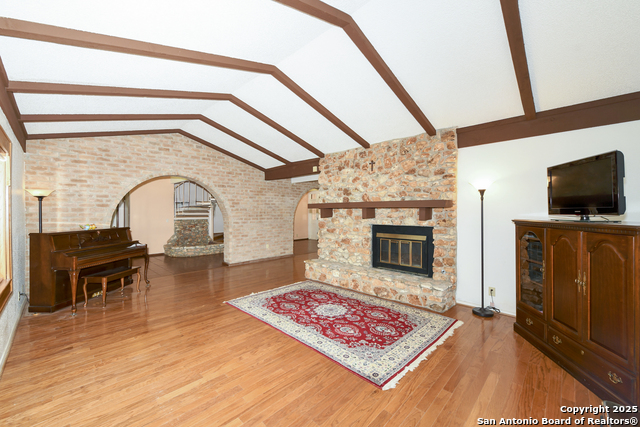 Listing photo id 12 for 5803 Hollyhock