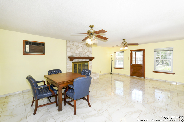 Listing photo id 17 for 5803 Hollyhock