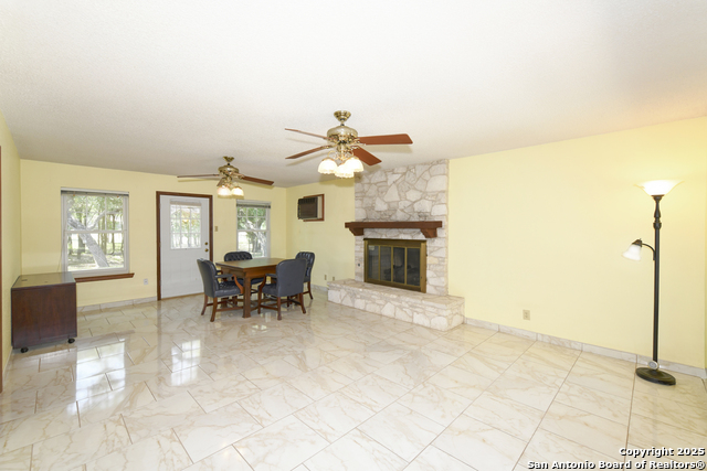 Listing photo id 19 for 5803 Hollyhock