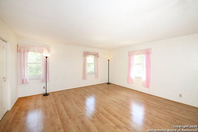 Listing photo id 21 for 5803 Hollyhock