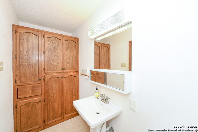 Listing photo id 26 for 5803 Hollyhock