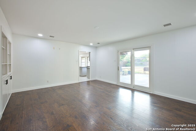 Listing photo id 8 for 425 Winfield Blvd
