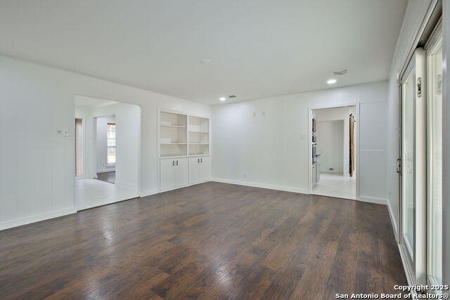 Listing photo id 9 for 425 Winfield Blvd