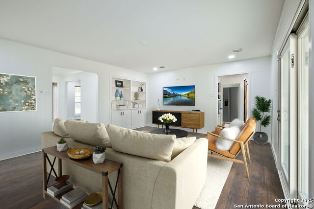 Listing photo id 10 for 425 Winfield Blvd