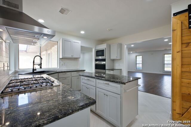 Listing photo id 11 for 425 Winfield Blvd