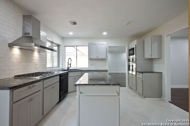 Listing photo id 12 for 425 Winfield Blvd