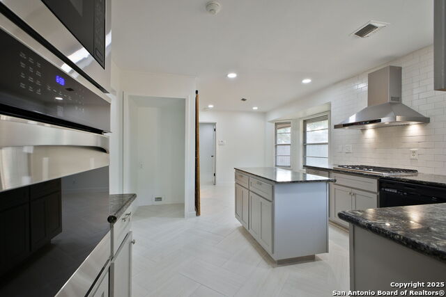 Listing photo id 13 for 425 Winfield Blvd