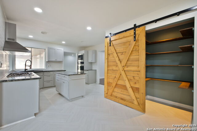 Listing photo id 15 for 425 Winfield Blvd