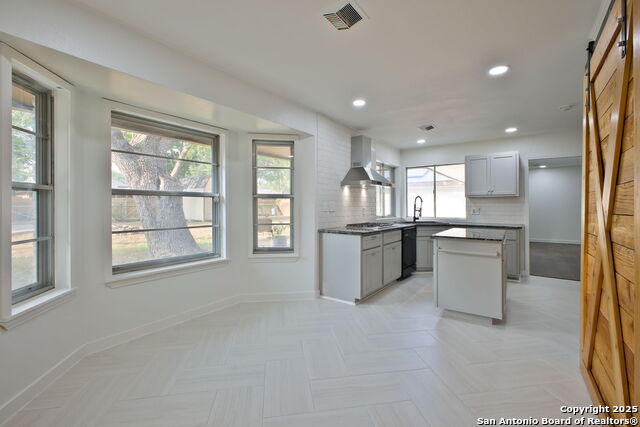 Listing photo id 16 for 425 Winfield Blvd