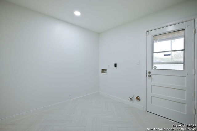 Listing photo id 17 for 425 Winfield Blvd