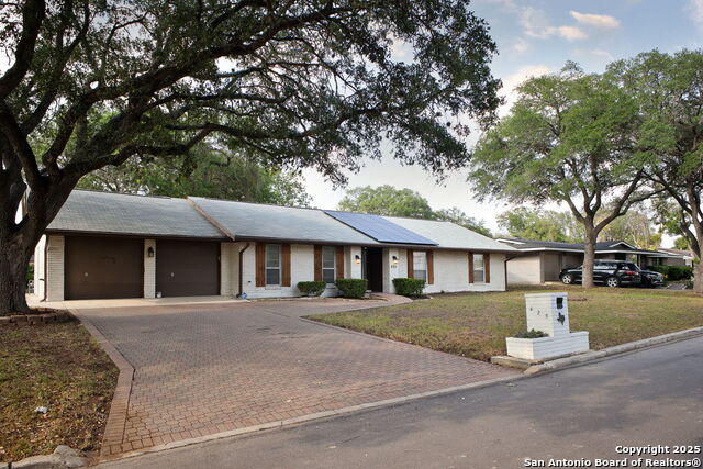 Listing photo id 0 for 425 Winfield Blvd