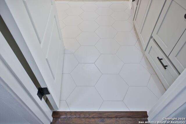 Listing photo id 19 for 425 Winfield Blvd