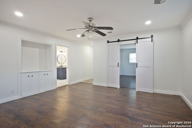 Listing photo id 24 for 425 Winfield Blvd