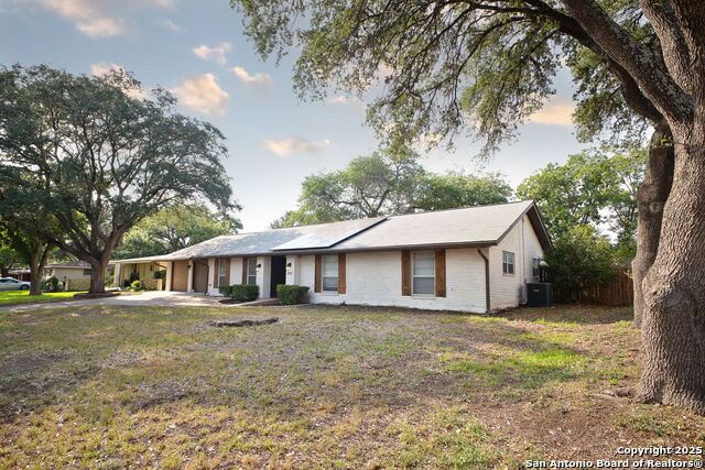 Listing photo id 1 for 425 Winfield Blvd