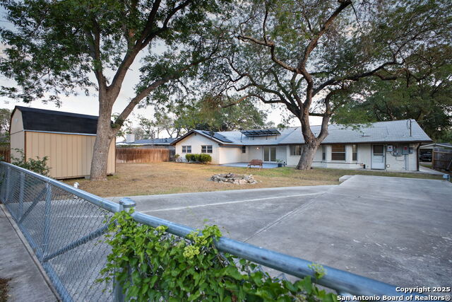 Listing photo id 32 for 425 Winfield Blvd