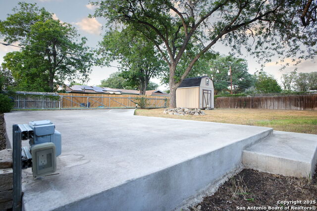 Listing photo id 33 for 425 Winfield Blvd