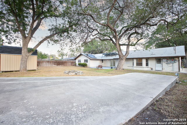 Listing photo id 34 for 425 Winfield Blvd