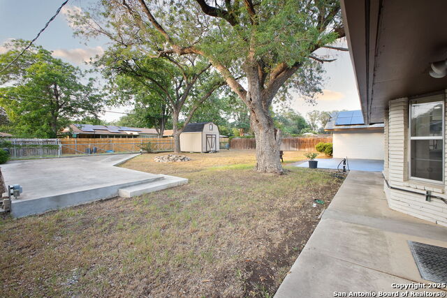 Listing photo id 35 for 425 Winfield Blvd