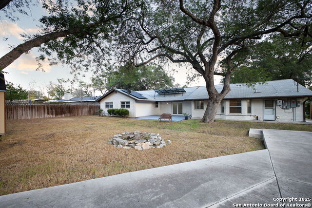 Listing photo id 36 for 425 Winfield Blvd