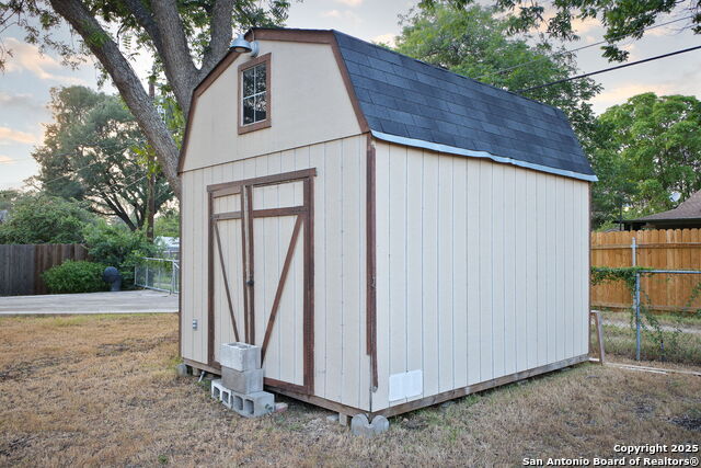 Listing photo id 37 for 425 Winfield Blvd