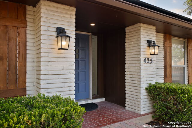 Listing photo id 2 for 425 Winfield Blvd