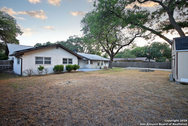Listing photo id 38 for 425 Winfield Blvd