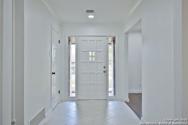 Listing photo id 3 for 425 Winfield Blvd