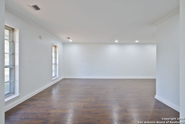 Listing photo id 4 for 425 Winfield Blvd
