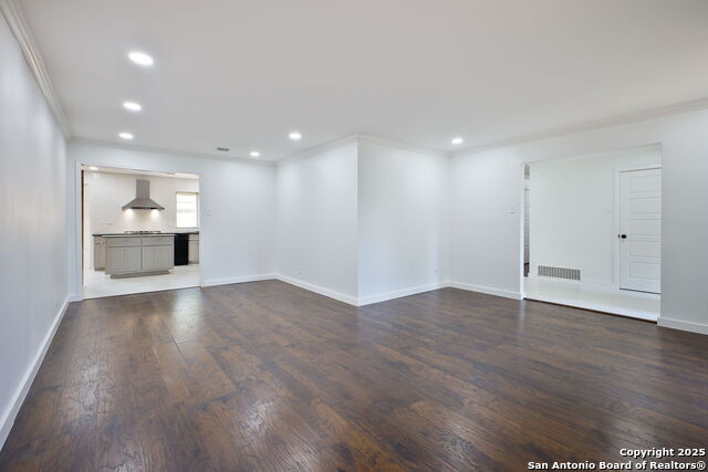 Listing photo id 5 for 425 Winfield Blvd