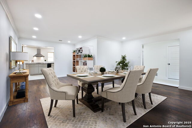 Listing photo id 6 for 425 Winfield Blvd